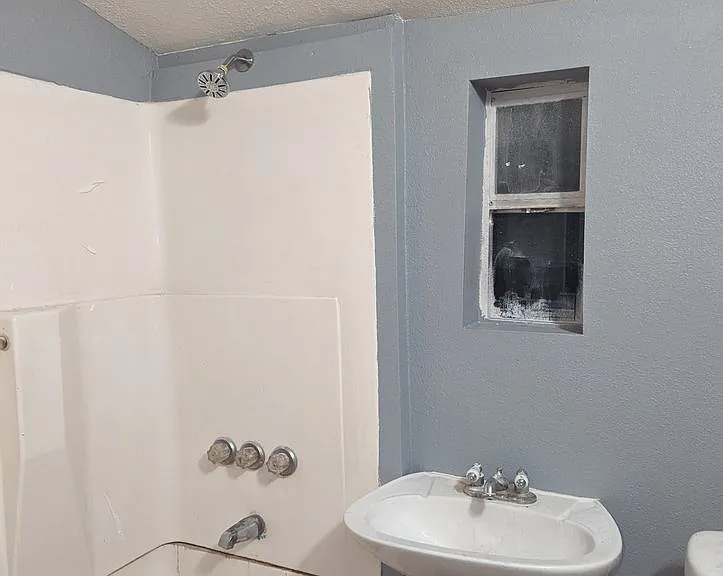 105 E Adoue St #1 — Photo 4