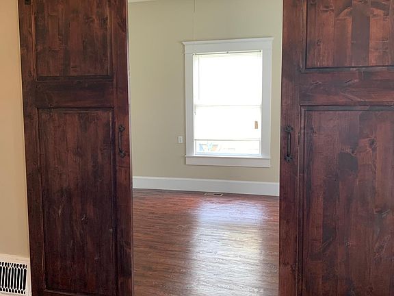 4th image of 215 S Cedar Cir