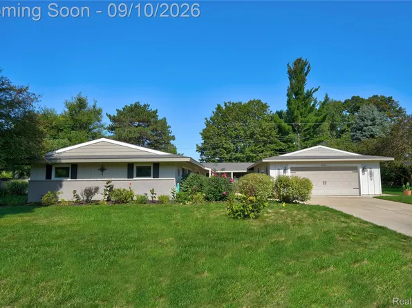 6243 Westview Dr, Grand Blanc, MI 48439