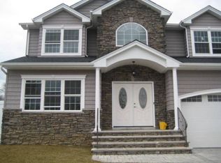 8 Floral Dr E, Plainview, NY 11803