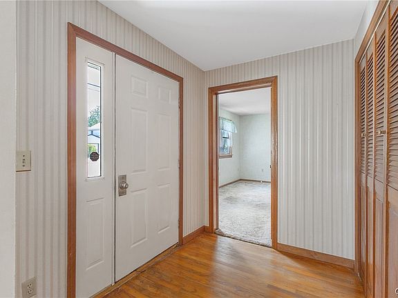 3rd image of 352 W 4th St S