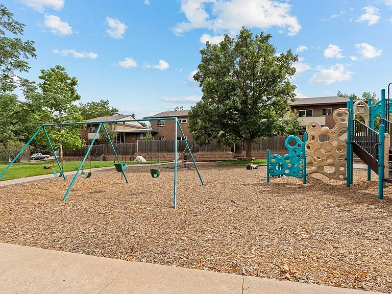 1405 Bradley Dr — Photo 10