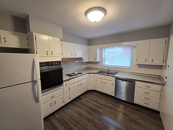 3rd image of 3072 Southdale Dr APT 1