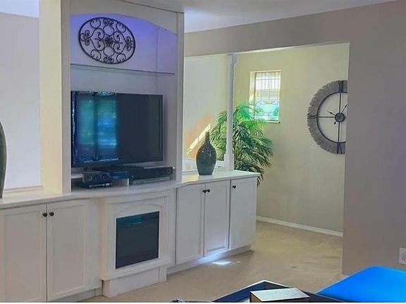 5th image of 332 Barrington Square Est APT F