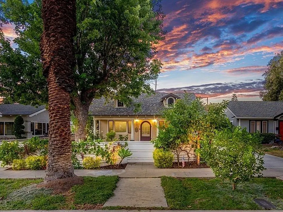 Quiet court street with fully fenced in front yard