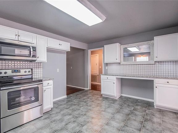 3rd image of 104 E Wilkerson St