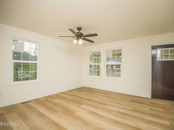 4th image of 3917 Ivy Ave