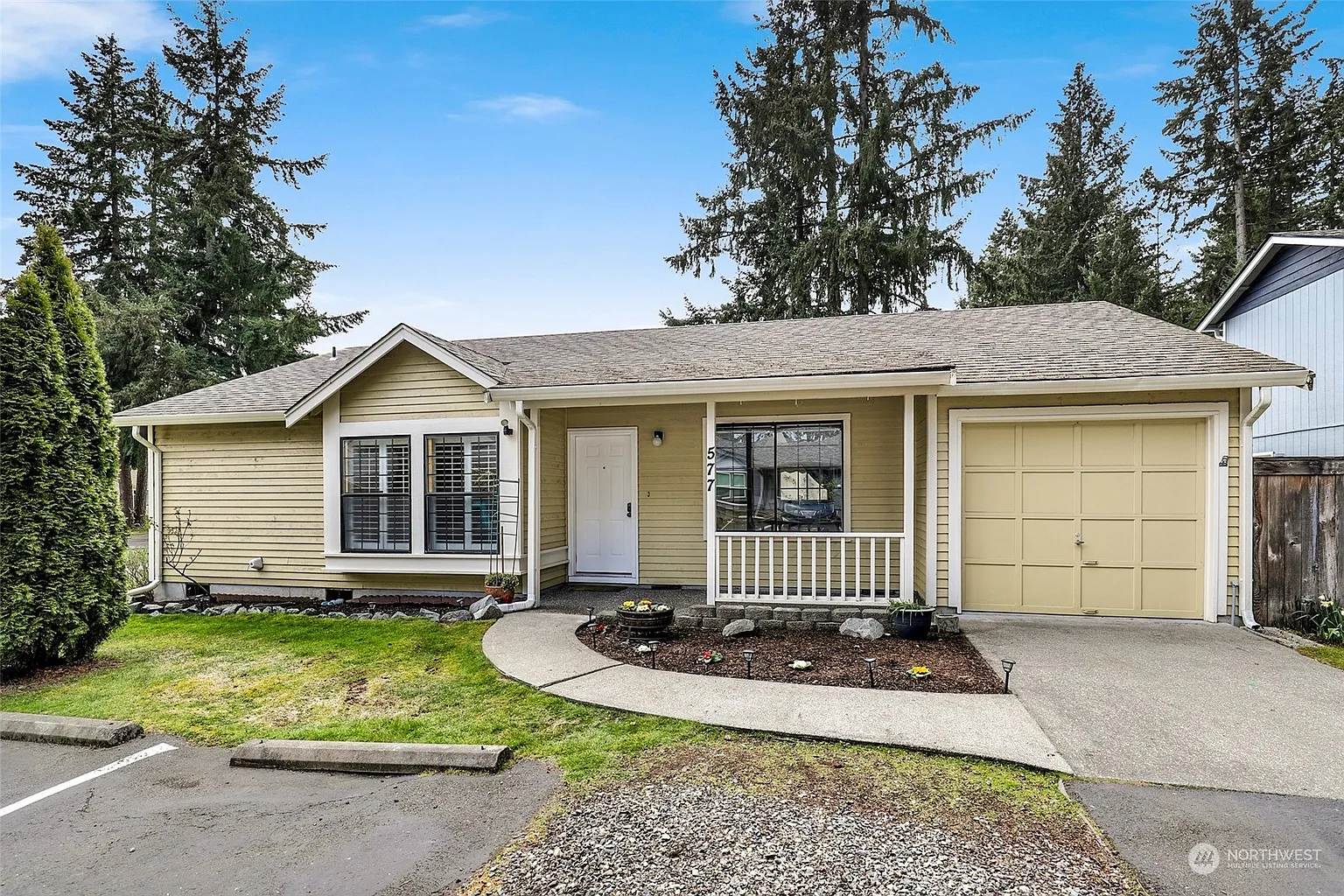 577 Malibu Drive SE photo 1