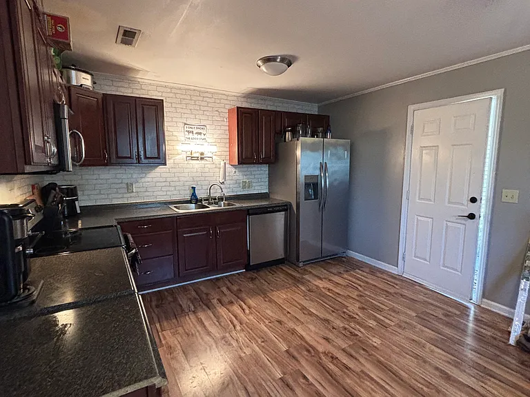 403 Madeline Dr — Photo 1