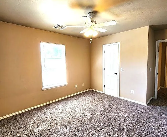 13705 Oxford Dr — Photo 32
