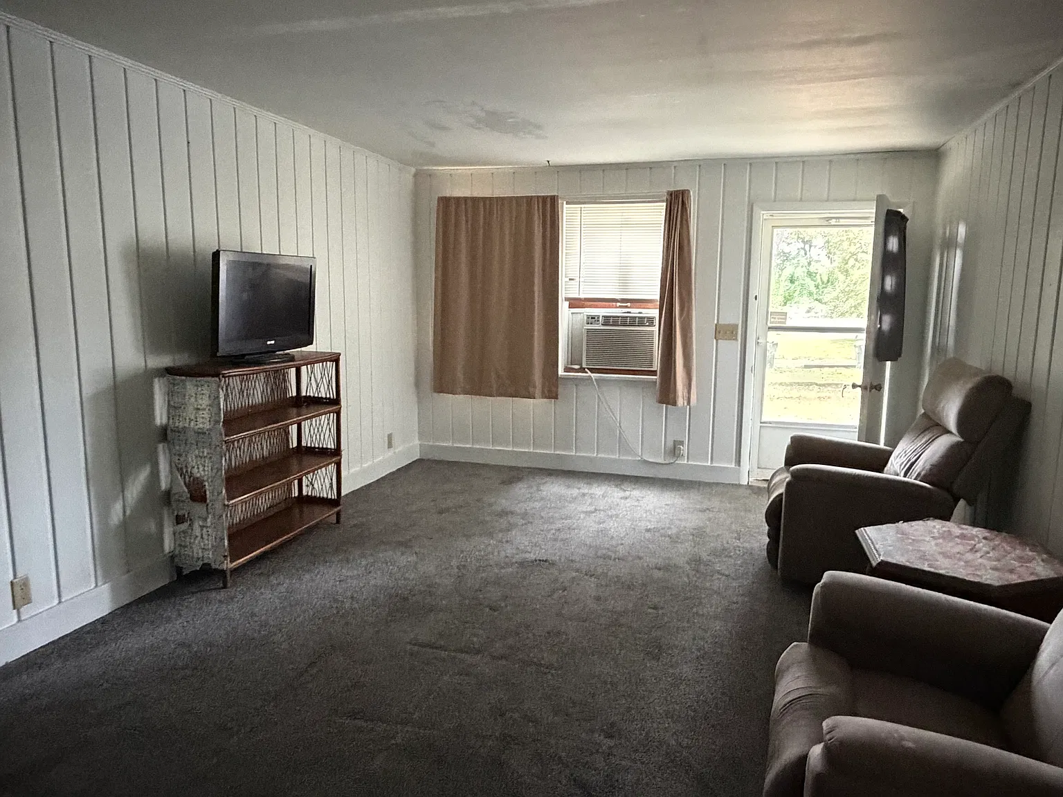 213 E Walnut St — Photo 2