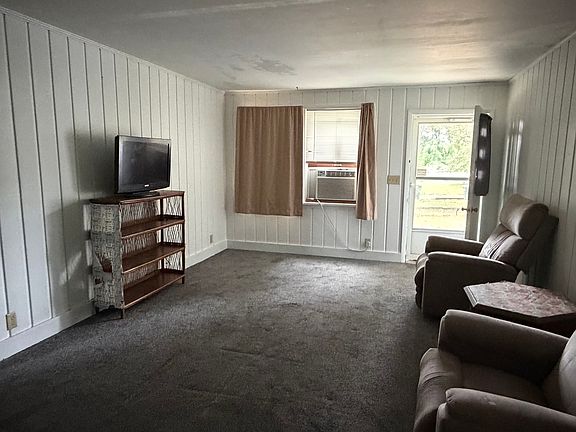 2nd image of 213 E Walnut St #C