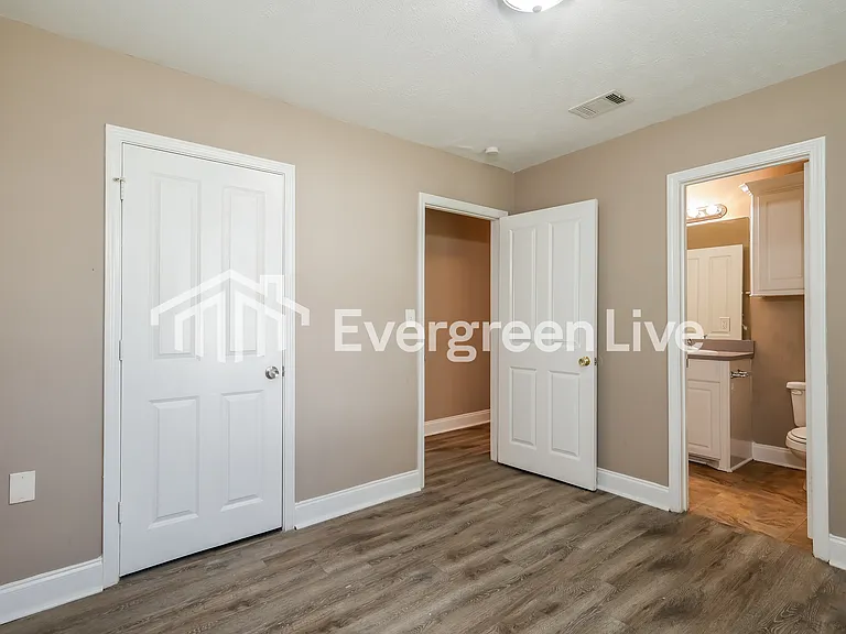 121 Davis Ave — Photo 10