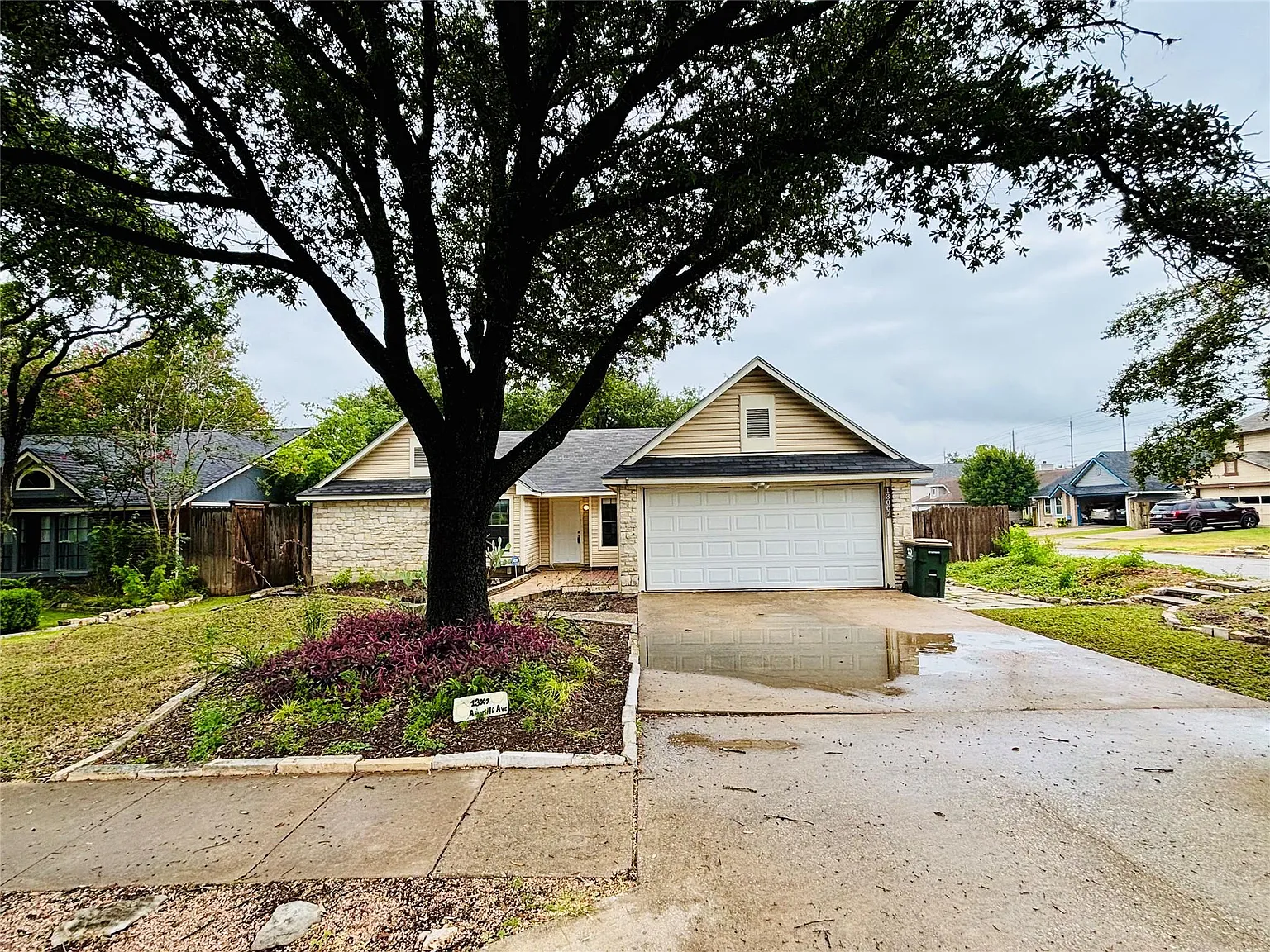 4 bed, 2.0 bath, 1867 sqft, $2,200 — Photo 2