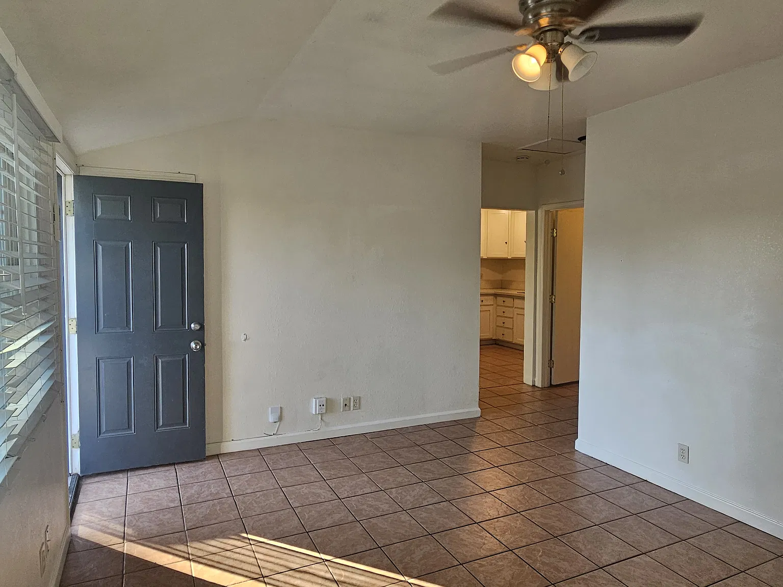 3 bed, 1000 sqft, $2,750 — Photo 3