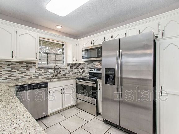 5th image of 301 SE Onyx Dr