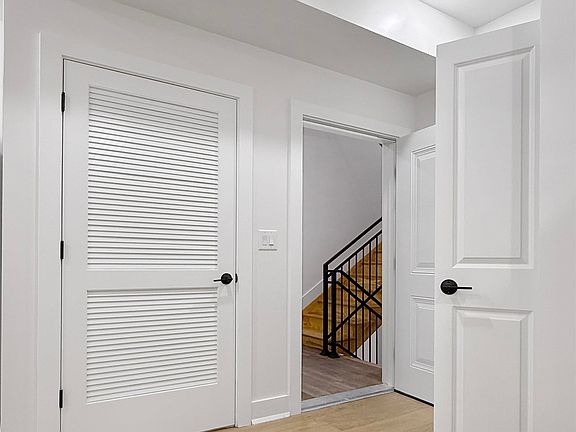 5th image of 185 Mallory Ave #3