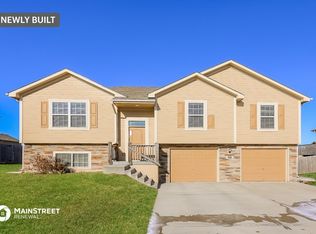 500 NE 192nd Ter, Smithville, MO 64089