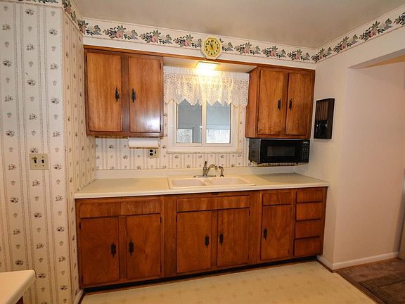 5th image of 3588 Glengary Ave