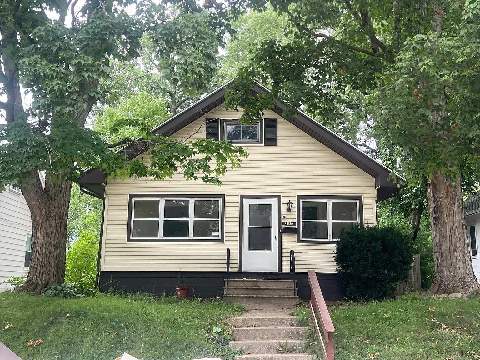 Inviting 3 Bedroom Home — Photo 1