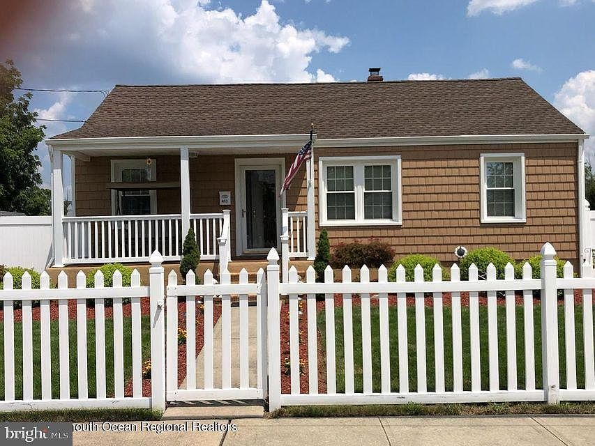 1st image of 403 Manapaqua Ave