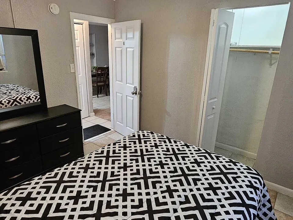 1069 W 30th St #6