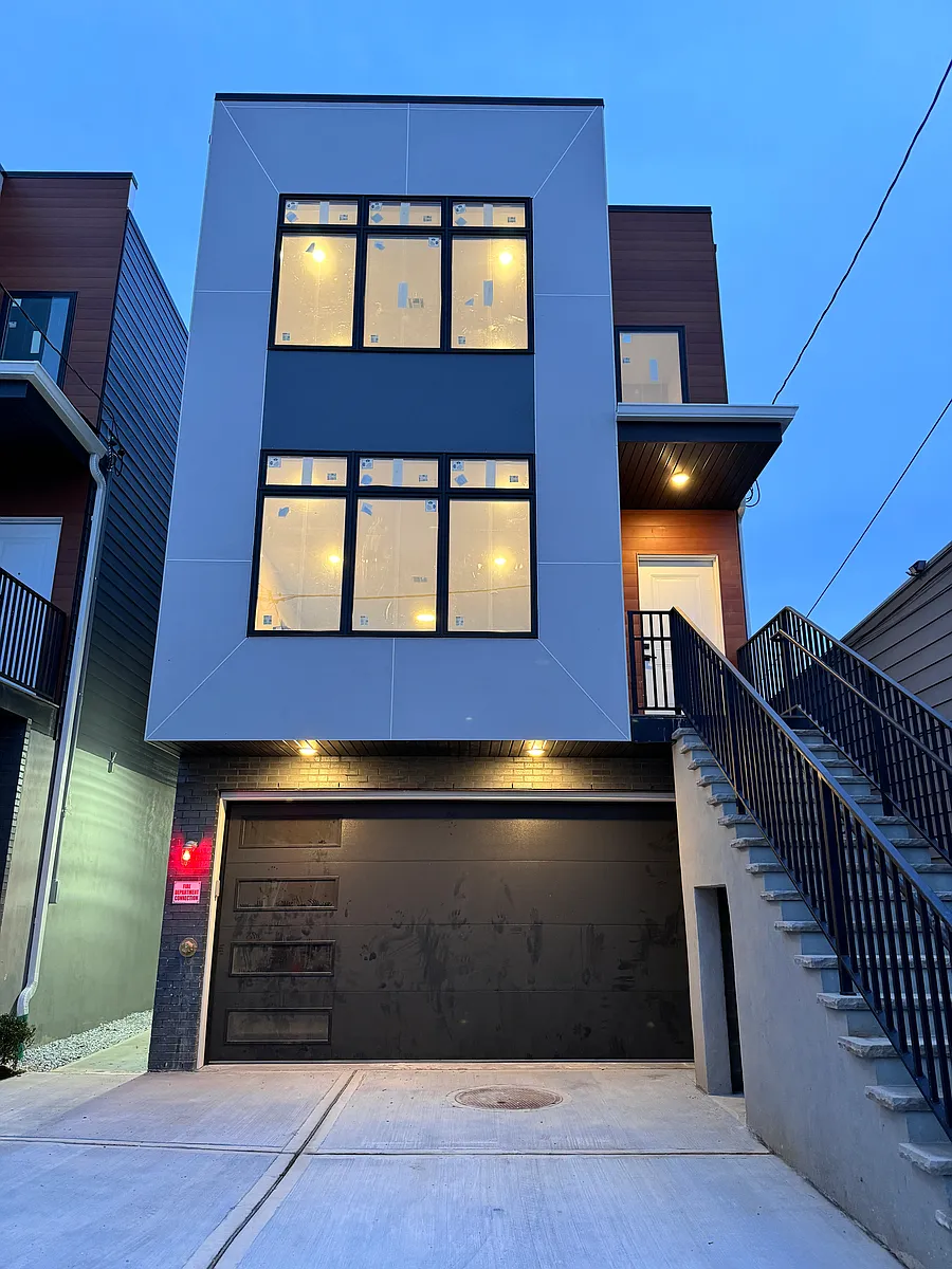 Building Photo - 6114 Jefferson St #3