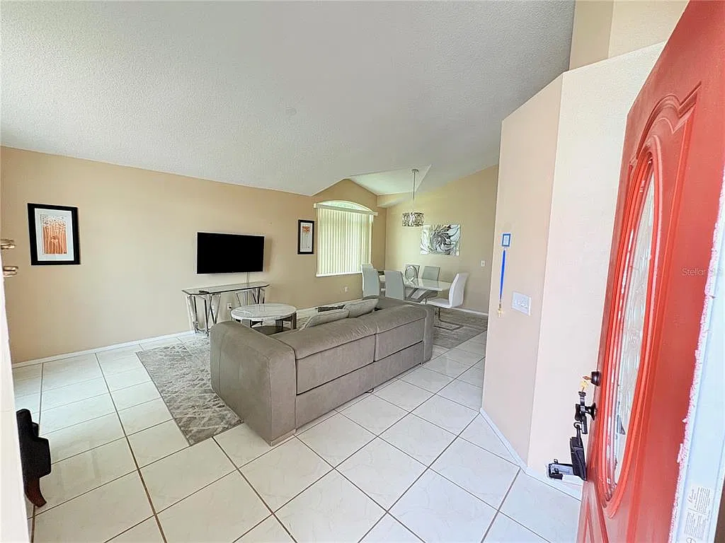 4 bed, 2.0 bath, 2327 sqft, $2,399 — Photo 4