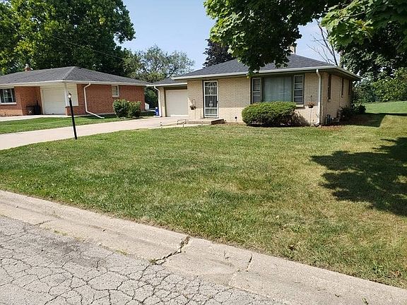 3rd image of 3235 Holiday Dr