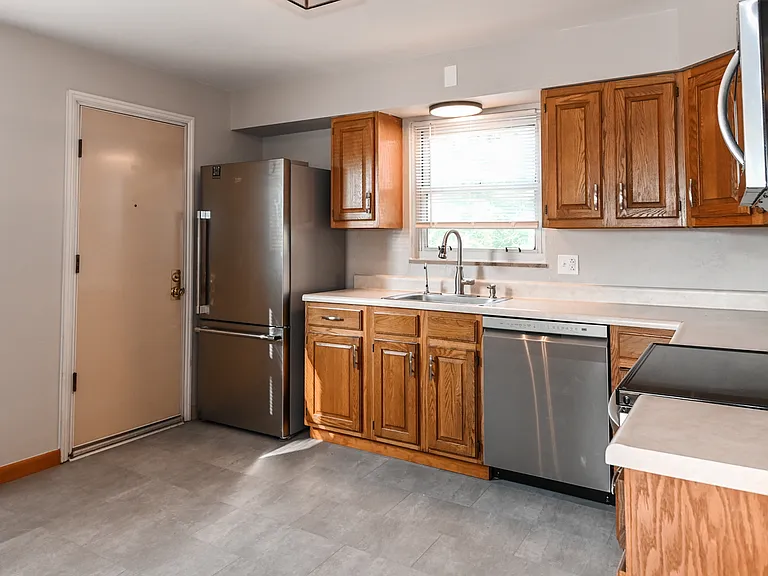 406 Irwin Ln — Photo 9