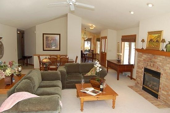 Great Room Thru to Kitchen