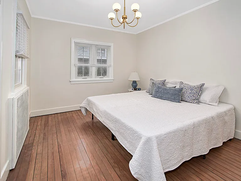 319 Oakland Beach Ave — Photo 6