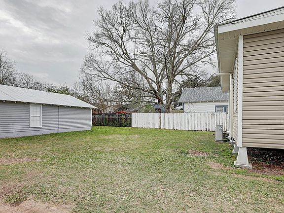 5th image of 210 Forrest St