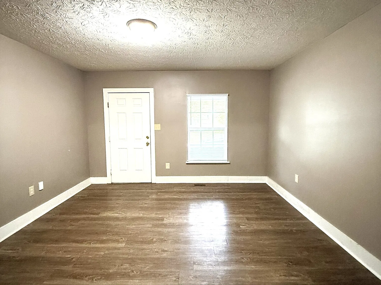 3 bed, 1.0 bath, 1160 sqft, $1,295 — Photo 1
