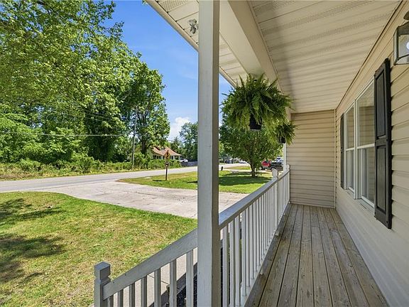 4th image of 987 Bells Mill Rd