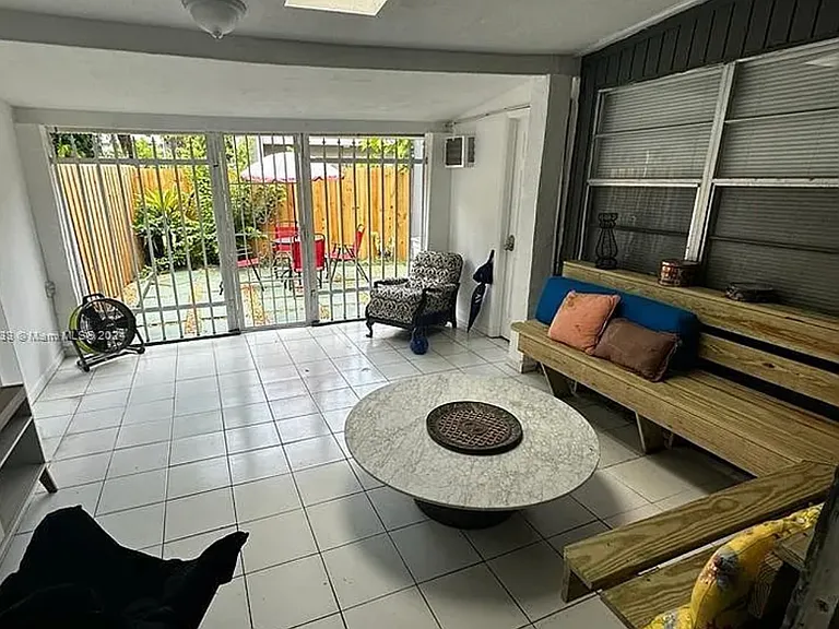 625 NW 10th St — Photo 7