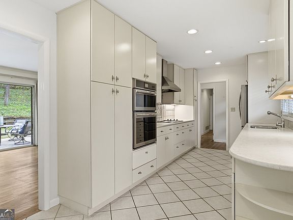 4th image of 955 Vistavia Cir
