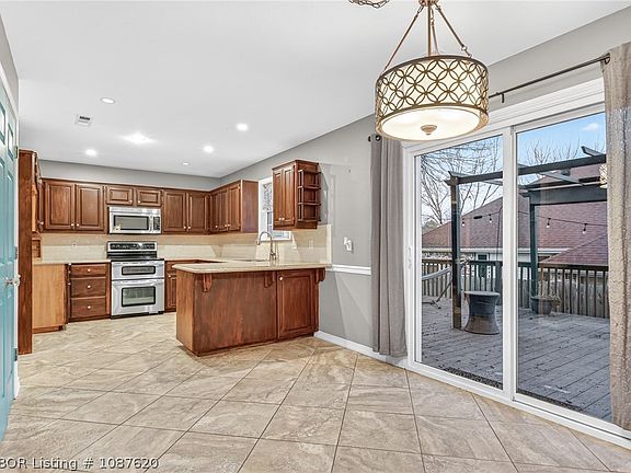 4th image of 330 Duke Cir