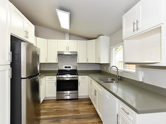 kitchen with ample cabinets, gas stove, dishwasher and Refrigerator