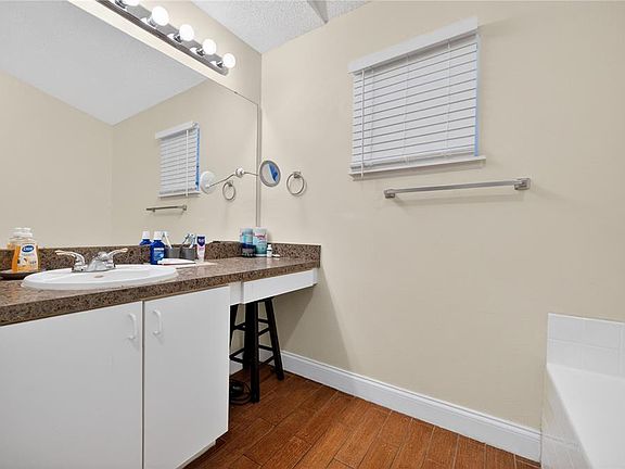 4th image of 953 Gascony Ct