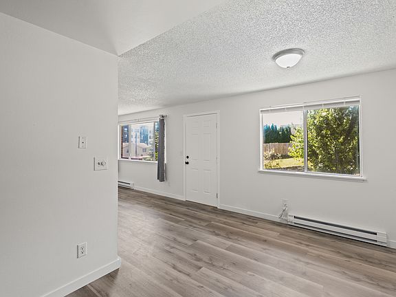 3rd image of 3132 Lombard Ave APT 3
