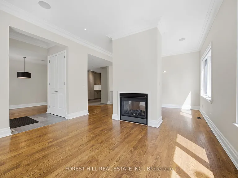 52 Shaftesbury Ave — Photo 9