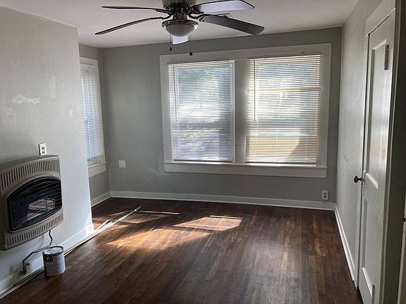 Entry/Living Room