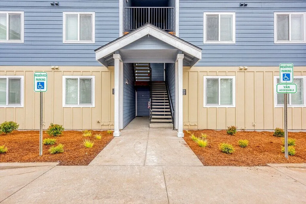 Queen Court Apartments — Photo 4