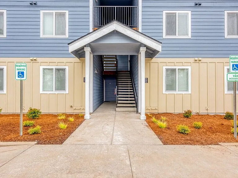Queen Court Apartments — Photo 4