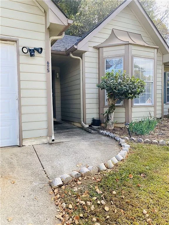 3 bed, 2.5 bath, 1668 sqft, $2,299 — Photo 2