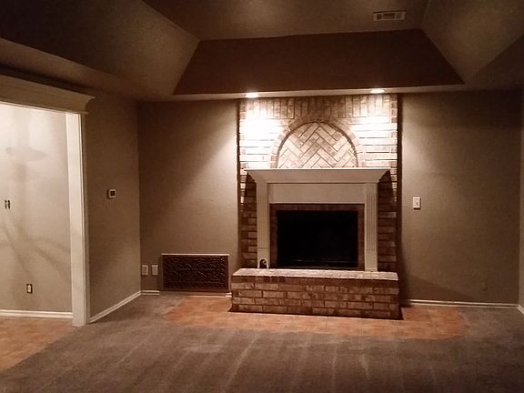 Living room gas/wood fireplc