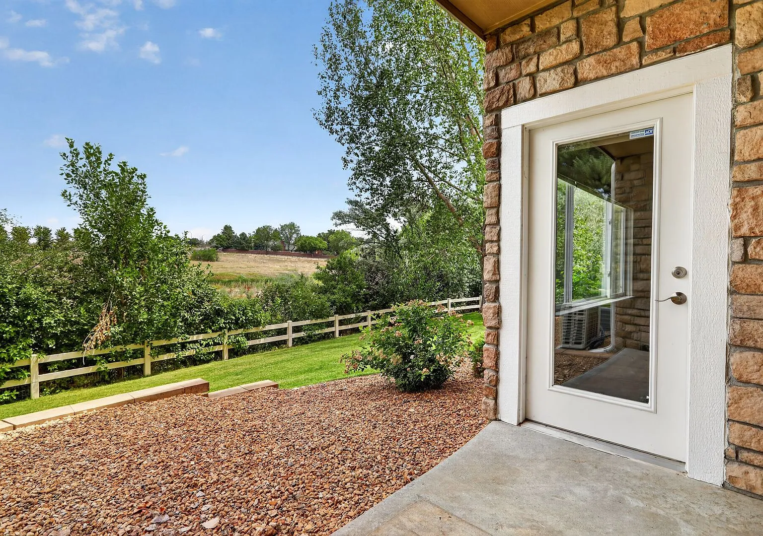 Updated 3BD/3BA Townhome: Quartz Counters, Full Basement Suite/Home Theater, Central A/C — Photo 4