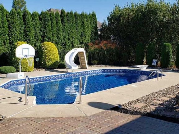 3rd image of 1605 Willow Dr