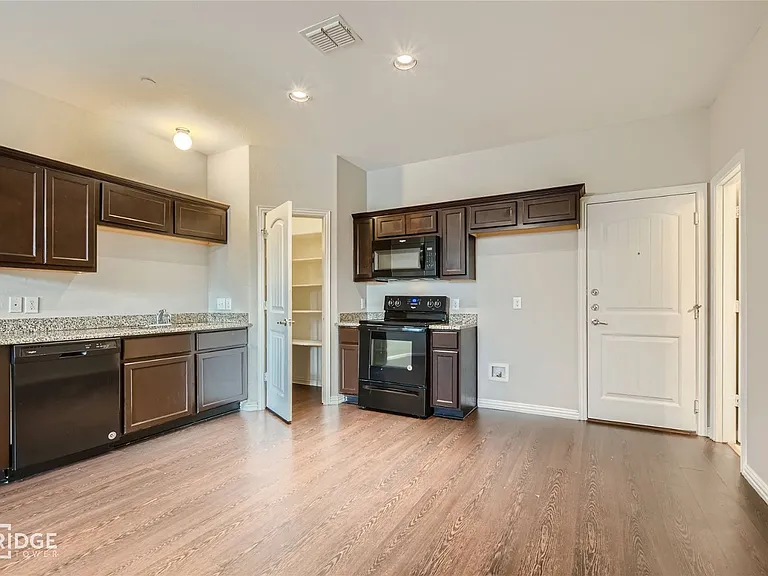 1312 Lake Crest Ln — Photo 4